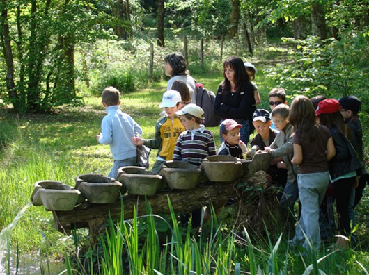 Photo des Jardins d'Eaux Vives avec un groupe d'enfants